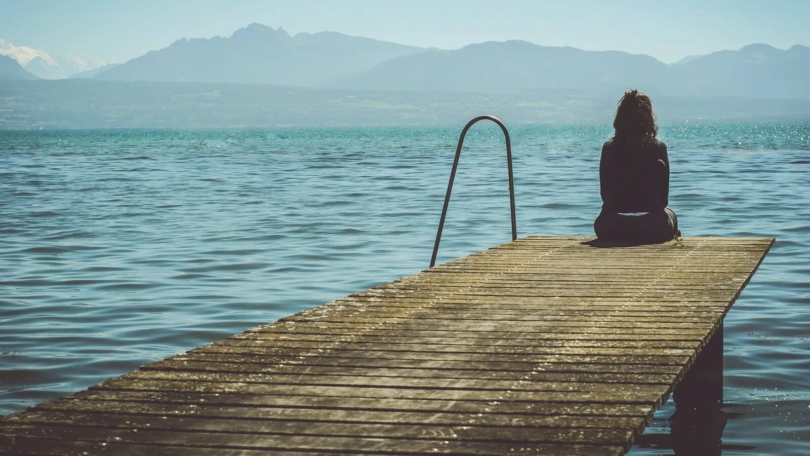 I miss the days. Это одиночество. Люди на море. Пирс. Одинокая девушка у моря.