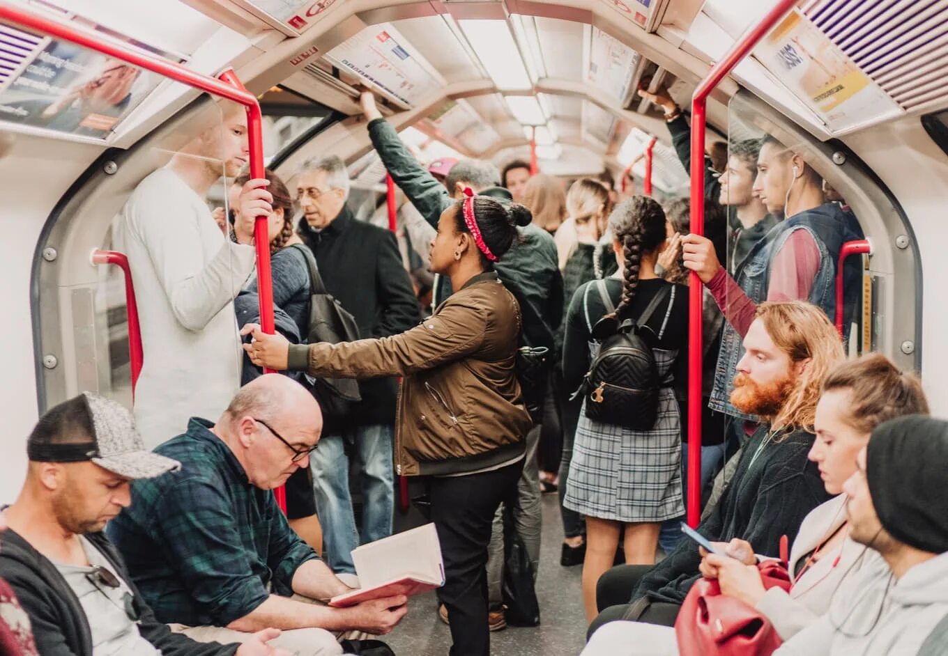 Working in london. Ориентация в метро. people in metro london. london underground overcrowding. тфл работники.