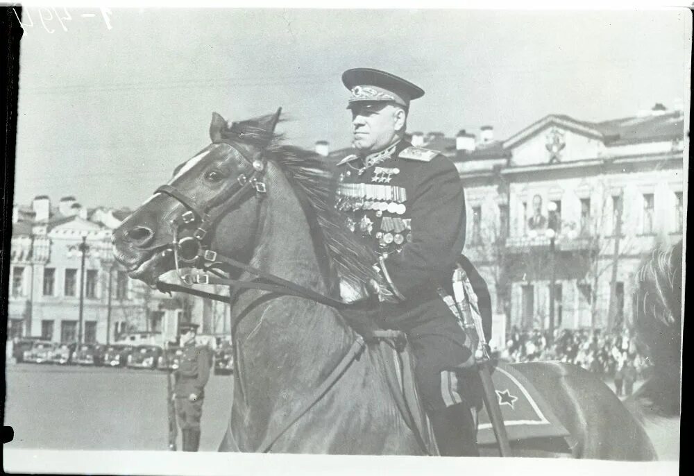 Маршал Жуков 1945. Жуков на параде Победы 1945. Рокоссовский парад