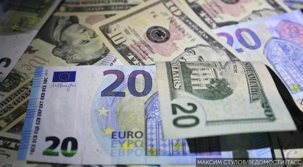 Какой доллар и евро. Евро валюта 20. Доллар и евро. Доллар евро рубль. Евро против доллара.
