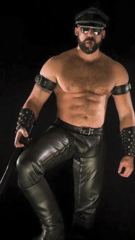 Мужчина господин в коже. Мужчина в коже Доминант. Кожаный господин. Leather gays