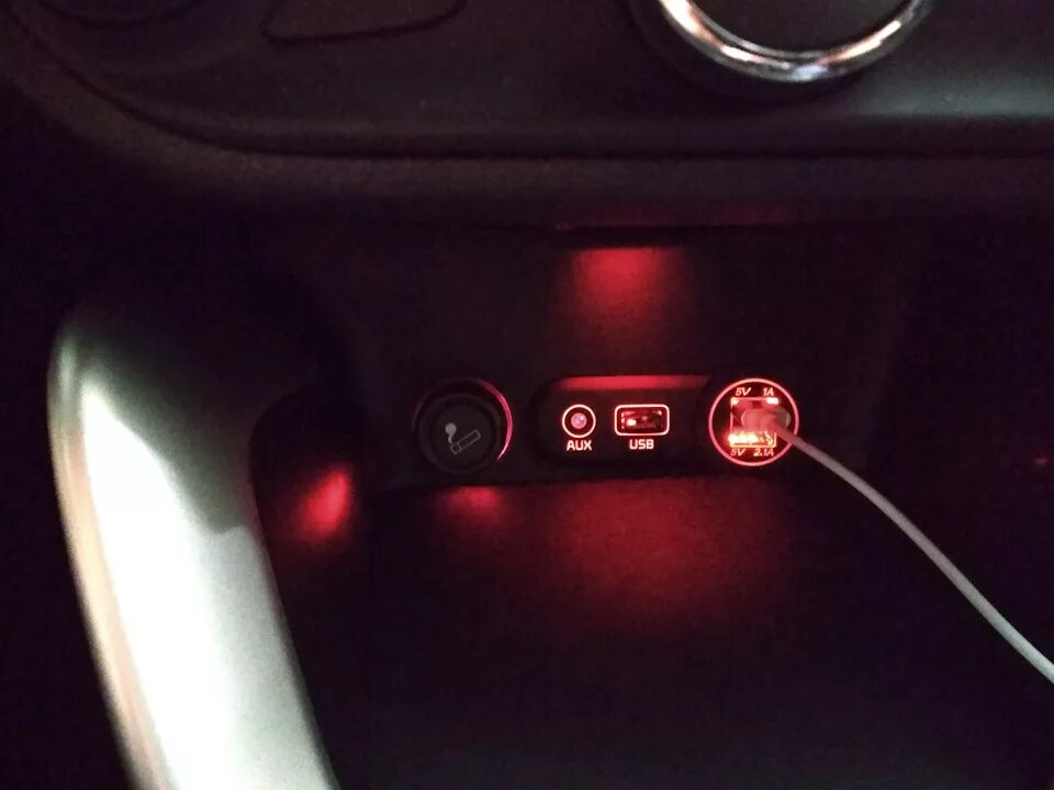 Прикуриватель рио 3. Прикуриватель в салоне Kia Ceed 2. Kia Rio 3 салон прикуриватель. USB зарядка Kia Ceed. Прикуриватель в Киа Рио х 2021.