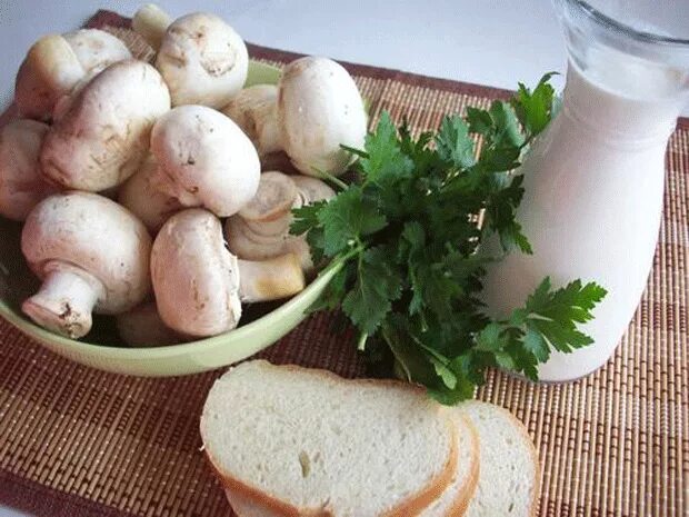 шампиньоны со сливочным маслом. шампиньоны в сливочном соусе. запеченные шляпки шампиньонов. грибы шампиньоны сметанном соусе. шампиньоны в духовке целиком.