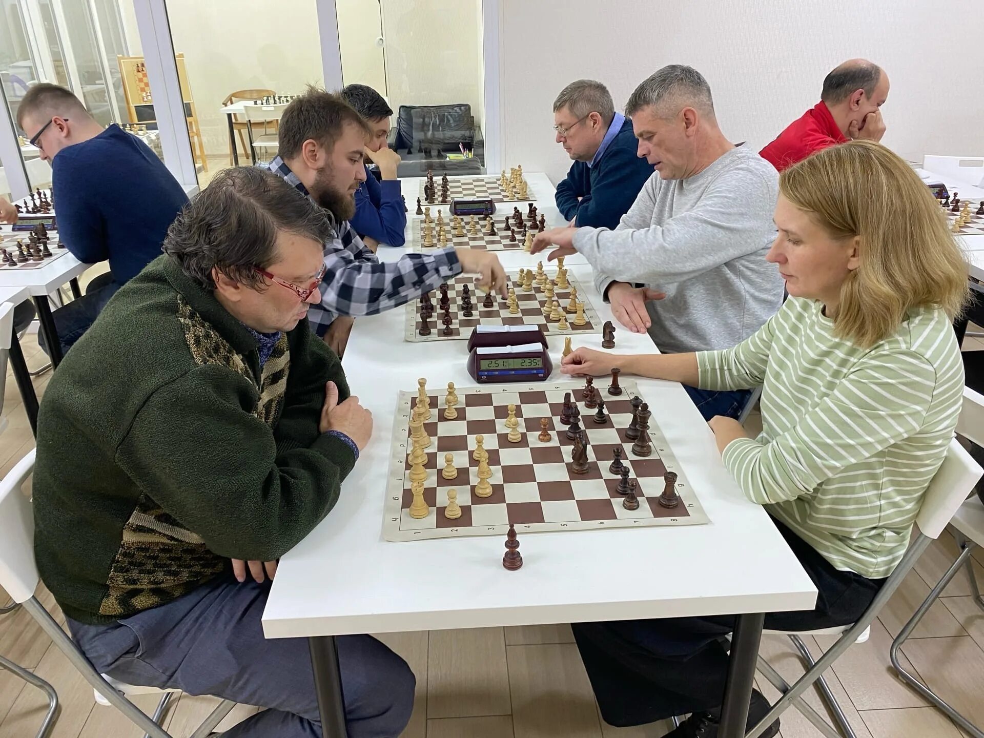 шахматы соревнования 2021 крым. шахматы кто сильнее. шахматы в кванториуме. эндрю тенг шахматист. шахматы люди.