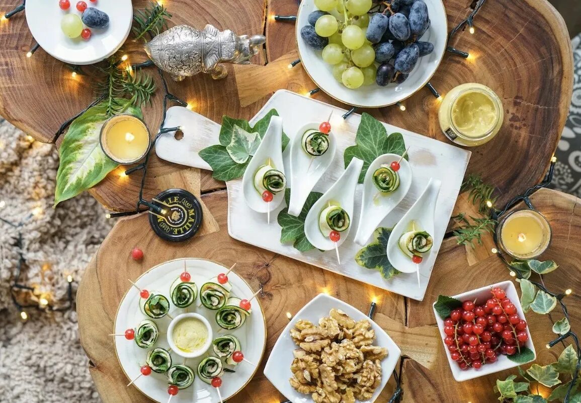 грузинский новогодний стол. сервировка праздничного стола. праздничный стол на новый год 2023. сервировка стола. стол на новый год.