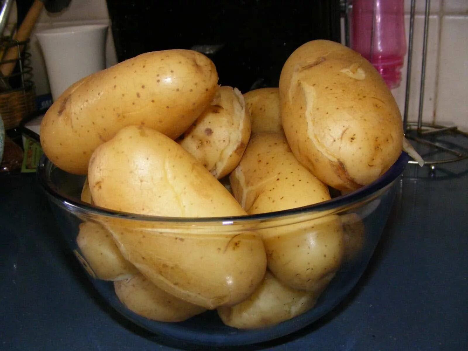 Сколько варить картошку очищенную после закипания. Вареная картошка. Картофель в мундире. Отварная картошка в мундире. Картофель сваренный в мундире.