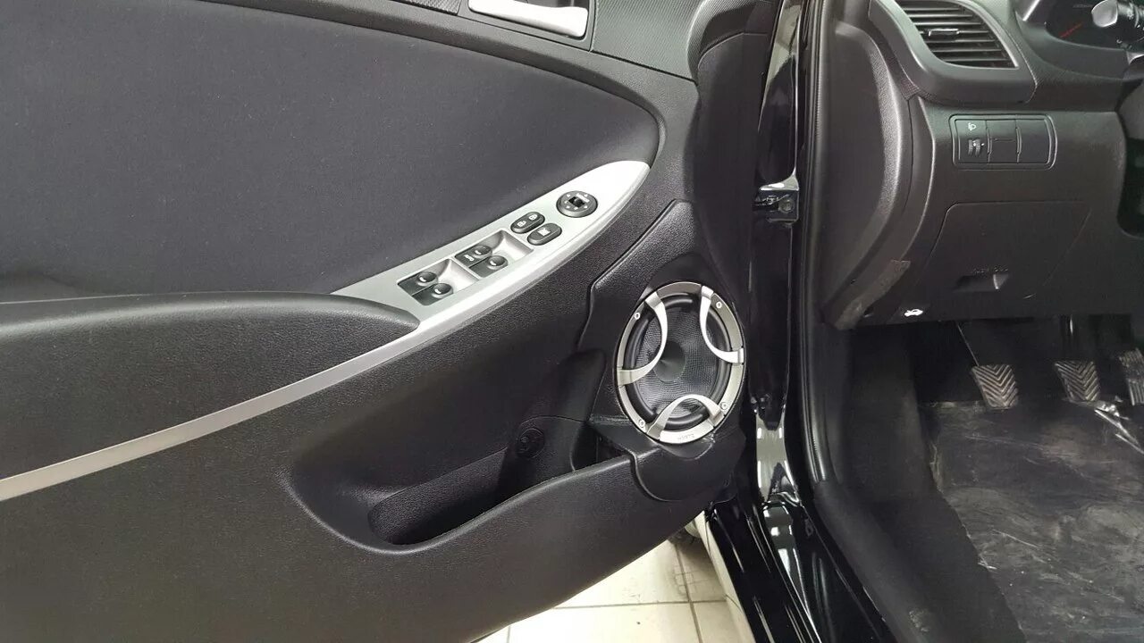 Камри делимобиль. Хендай солярис хэтчбек тюнинг. Прокачка соляриса. Прокачка соляриса. Hyundai solaris 2015 на литье.