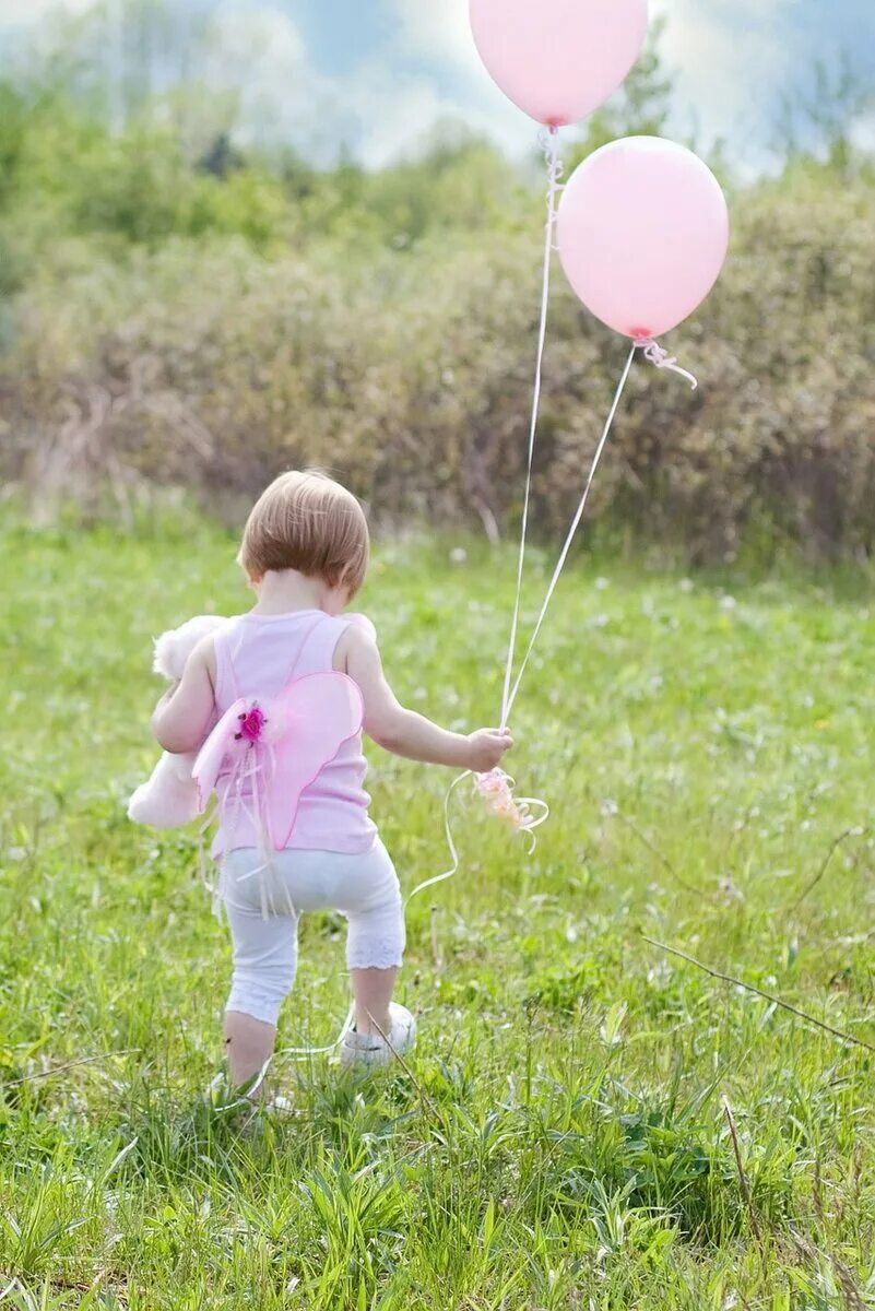 Дети с воздушными шарами. Воздушные шары для детей. Дети с воздушными шариками. Девочка с воздушными шарами.