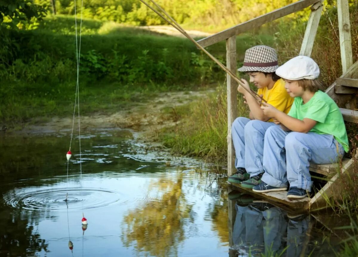 Мальчик ловил рыбу на реке. Два мальчика на рыбалке. Мальчик рыбачит. Мальчик с удочкой на реке. Мальчики на речке.