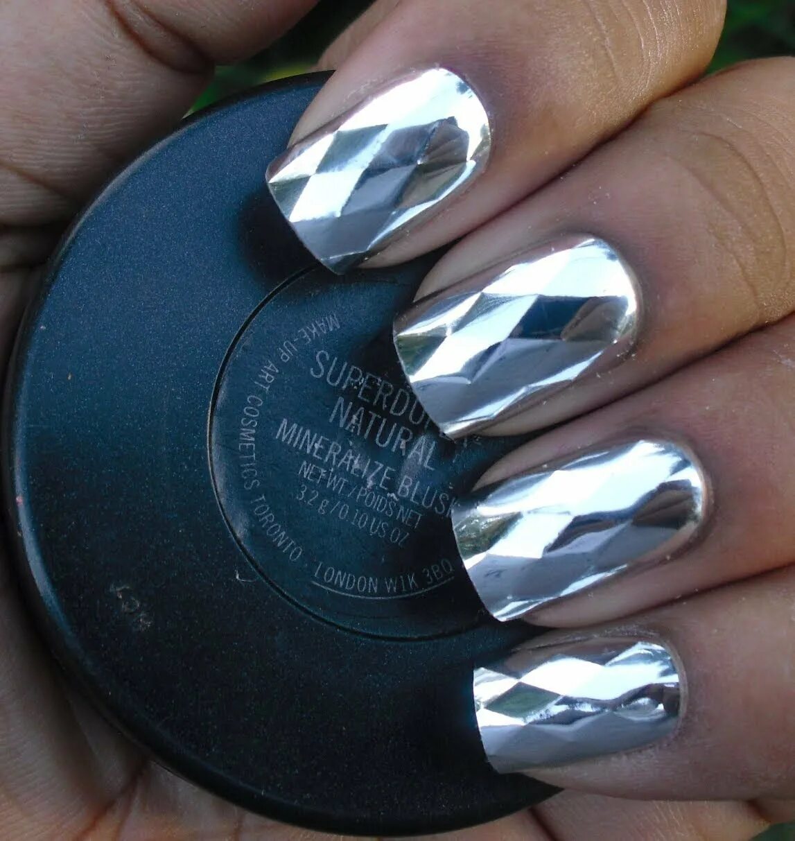 Дизайн ногтей светоотражающие. Серебристый металлический маникюр. Маникюр с зеркальной фольгой. Маникюр гель лак зеркальный. Маникюр с серебристой фольгой.