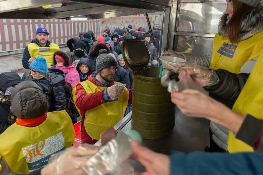 Питание волонтеров. Волонтеры помогают бездомным. Раздача еды. Обеды для бездомных. Раздача еды бездомным.