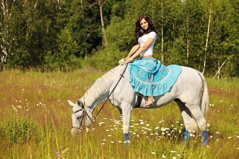Фотосессия верхом на лошади. Красивые женщина на верхом. Езда верхом на женщине. Девушка верхом. Фотосессия верхом на лошади.