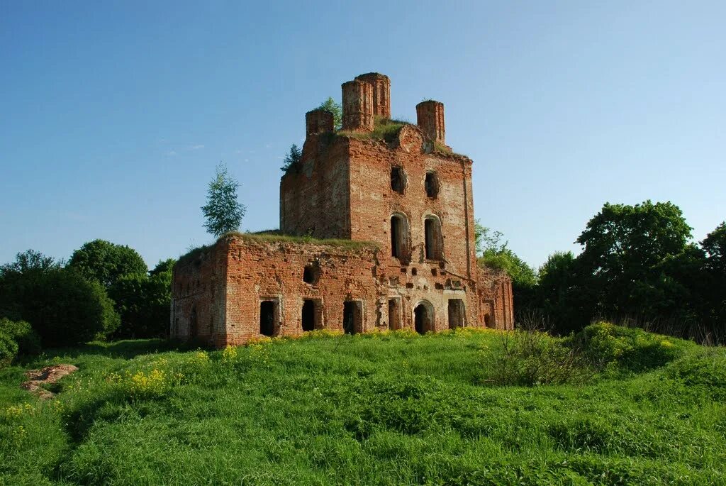 Храм в мосальске калужской области. Город мосальск калужская область. Боровенский монастырь в калужской области. Храм мосальск заброшенный. Г мосальск калужской области.
