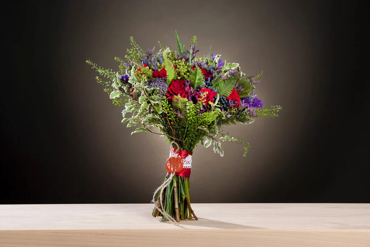 Букет цветов. Портрет девушки в цветах. Необычные стильные букеты. Необычные цветочные композиции. Оттенки креатив.