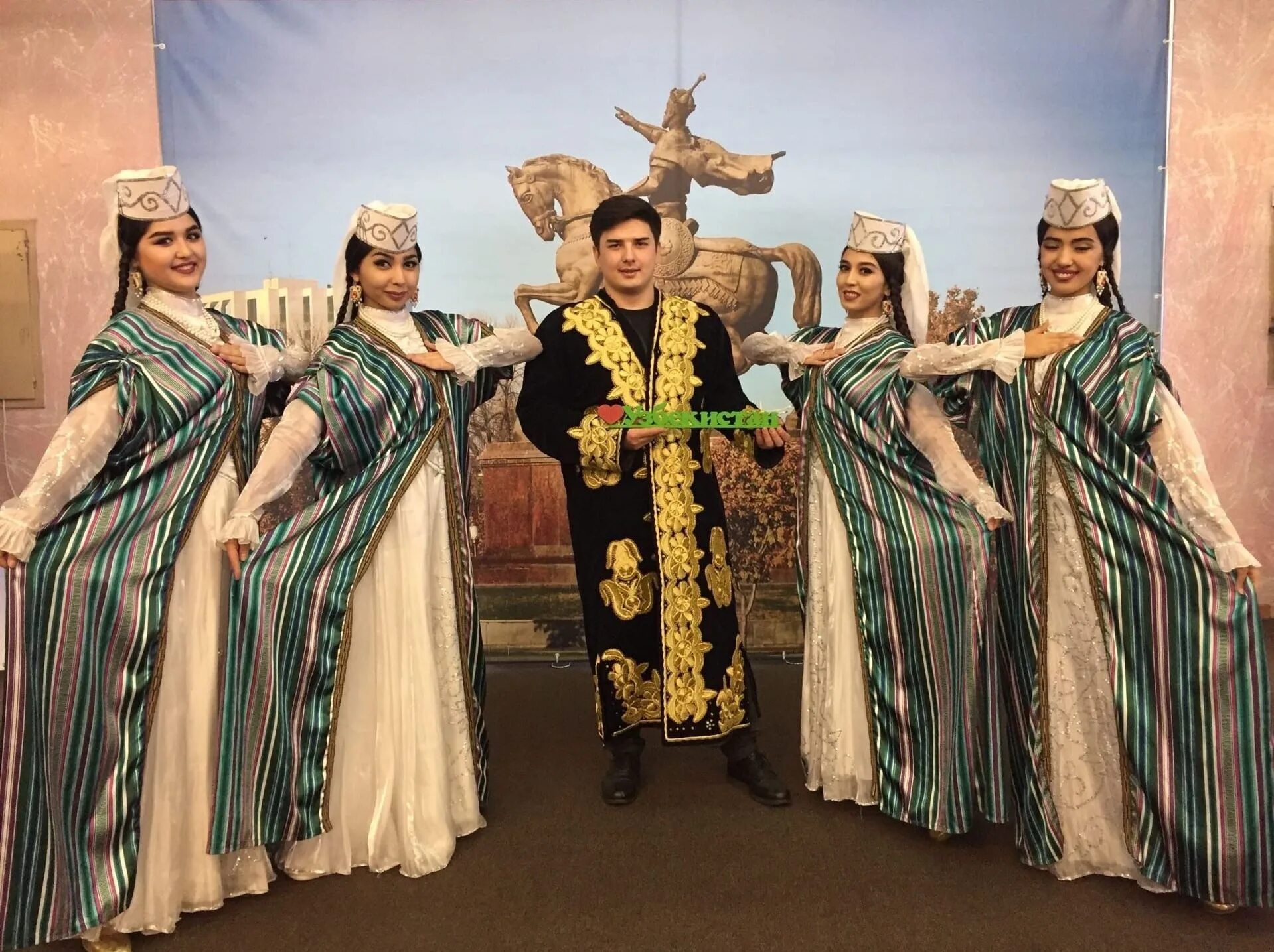 Узбекская семья. Узбекские студенты. Студент фото узбек. Дни культуры Узбекистана в России.