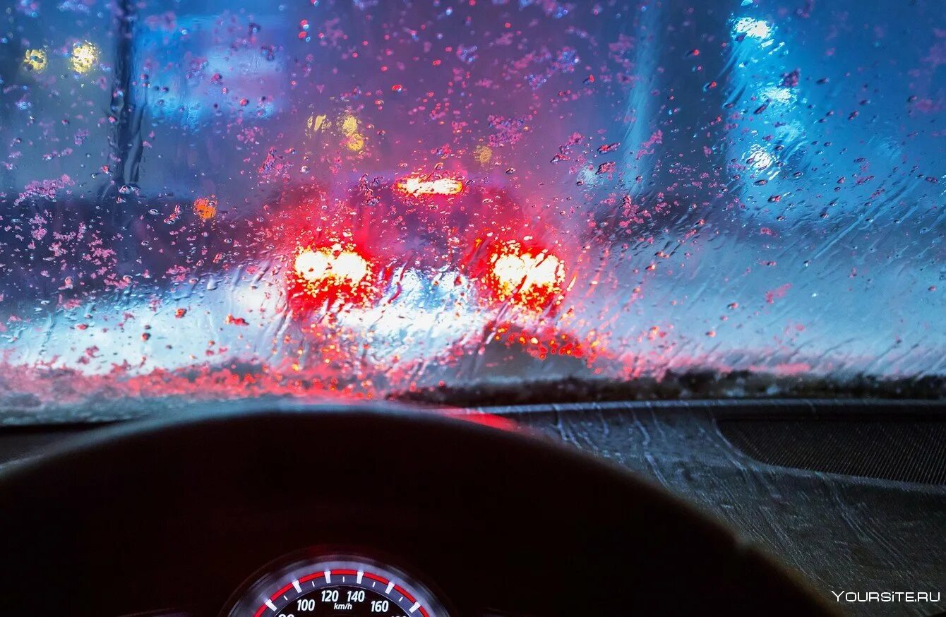 Хорошо в машине в дождь. Дождь на стекле машины. Машина ночь дождь. Вид из машины ночью в дождь. Дождь на стекле машины ночью.