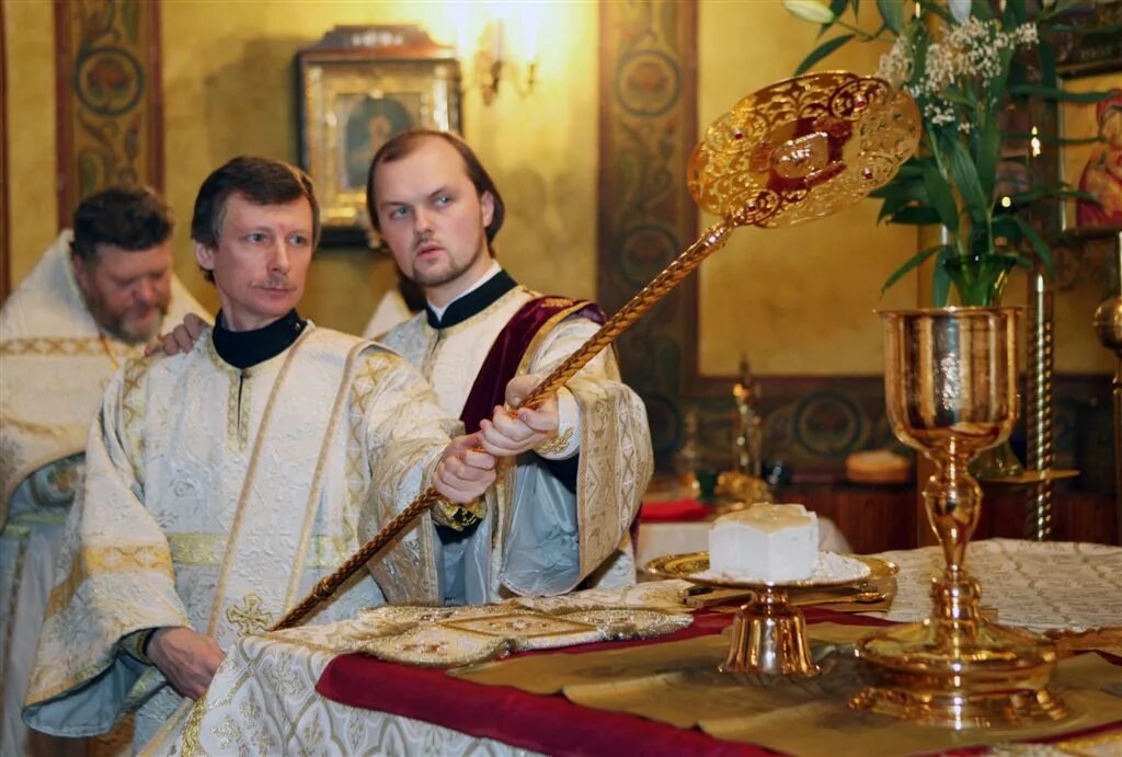 Православный священник кадило. Протоиерей в церковной иерархии. Облачения священнослужителей православной церкви. Православный священник. Молодой священник.