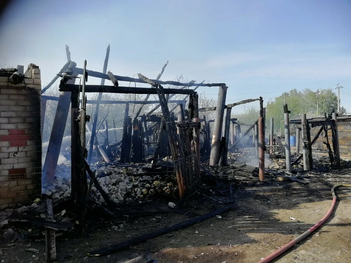 Погода в татарской каргале. Сгоревший сарай. Пожар в сарае. Взорванный сарай. Татарске пожар в поселке.