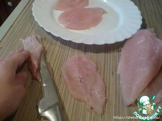 Как правильно куриное филе отбивные. Нарезка куриного филе на отбивные. правильная нарезка куриного филе на отбивные. порезать грудку на отбивные. отбитые куриные грудки.