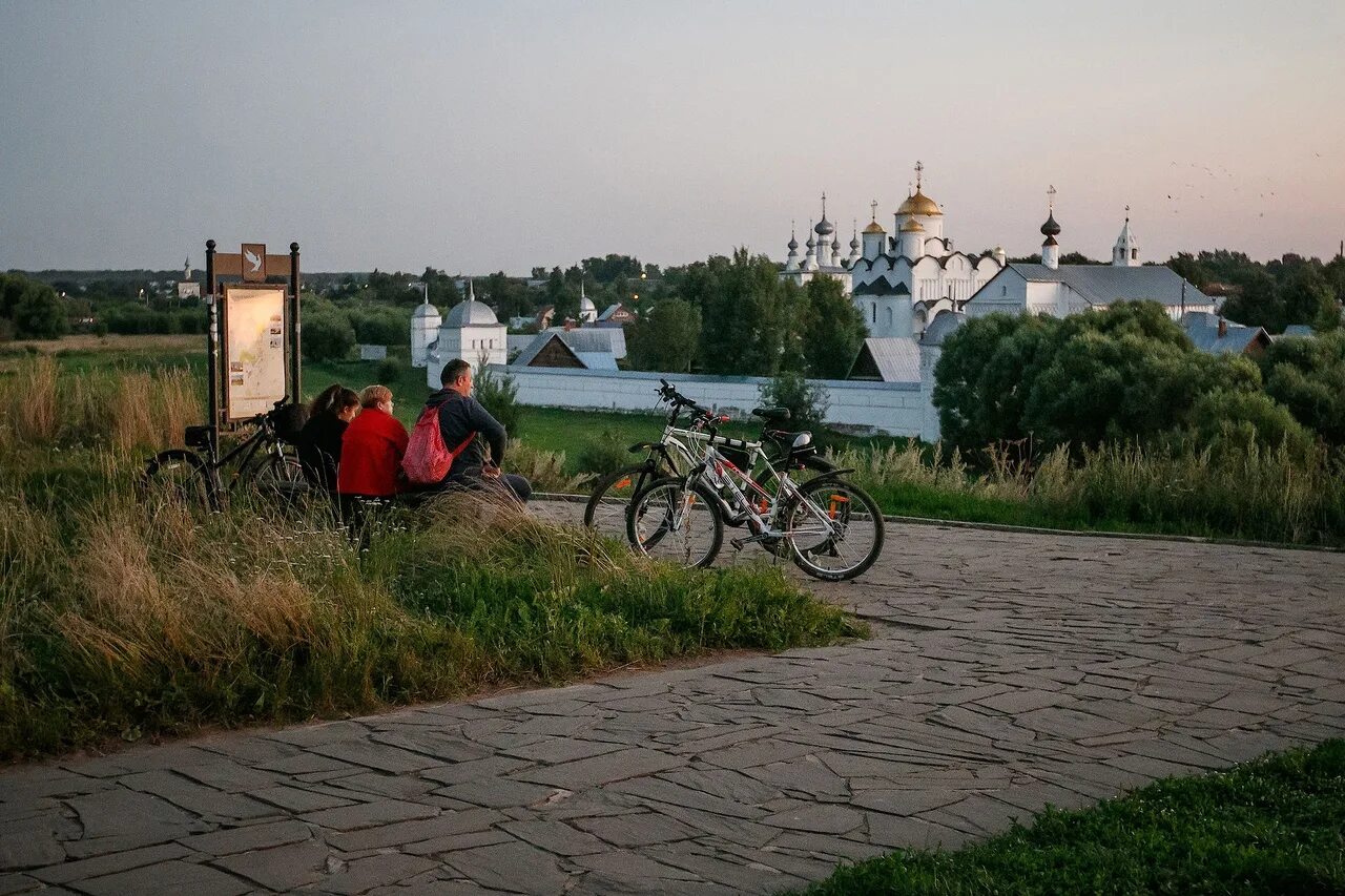 В суздале после первого ошеломляющего впечатления. Население суздаля 2025. суздаль дождь. провинция суздаль. свадьба в суздале 2025.