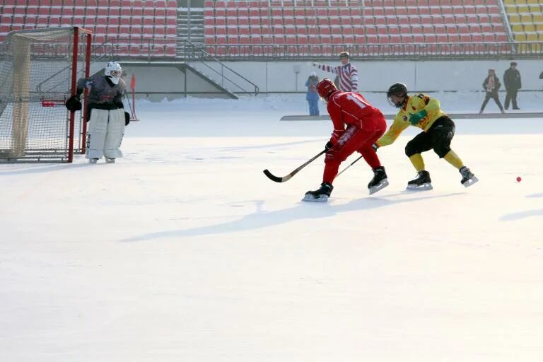 молодежная сборная хакасии по хоккею с мячом. сок нефтяник. николай верещагин саяны хоккей. абакан менжуренко владислав хоккеист. хоккей с мячом ска нефтяник саяны.