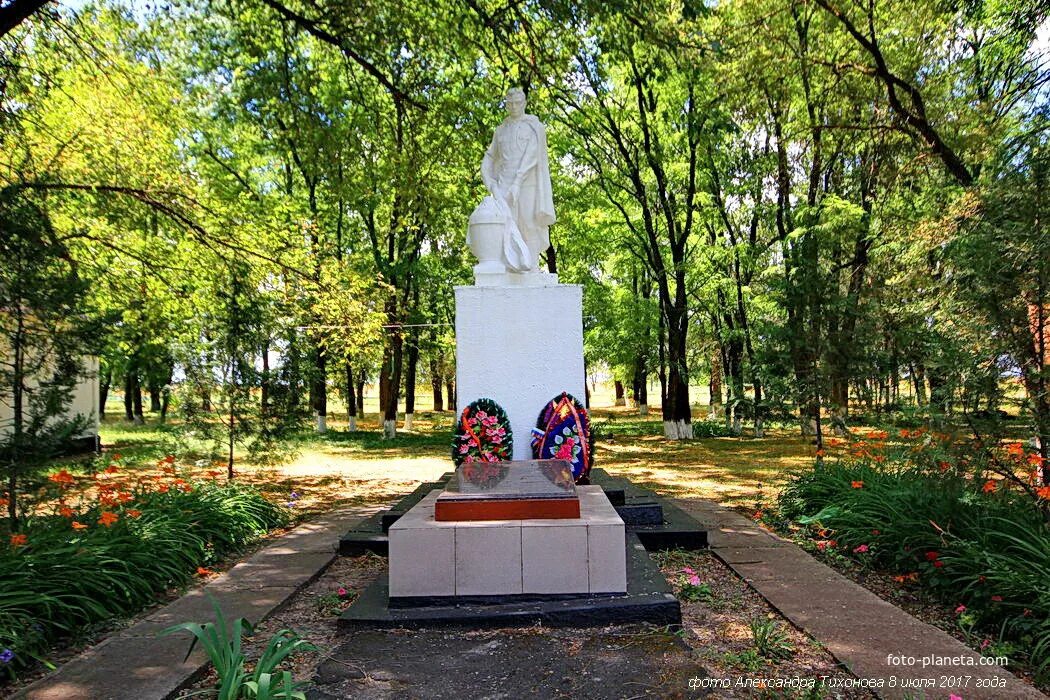 Погода в жуково татарском кагальницкого. Хутор Жуково татарский. Зерноград Братская могила. Хутор Жуково татарский Ростовской области. Братская могила Таврическое.