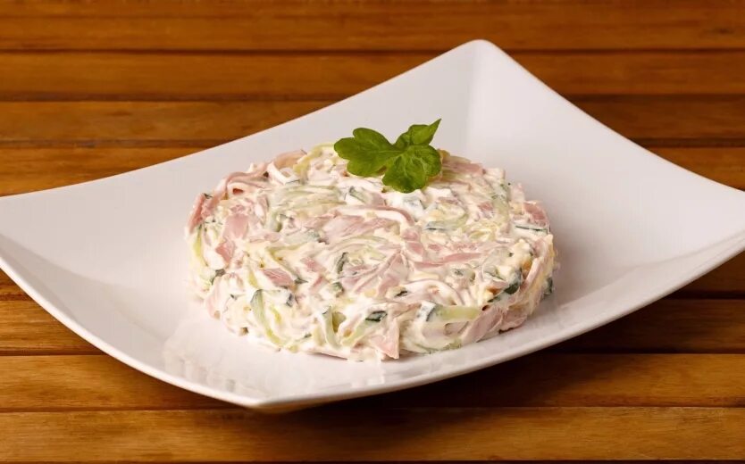 Рецепт салата с сыром нежный. Салат нежность с ветчиной и сыром. салат нежность с ветчиной и огурцом и сыром и яйцом. салат дамский каприз с ветчиной. салат нежность с ветчиной и огурцом и сыром.