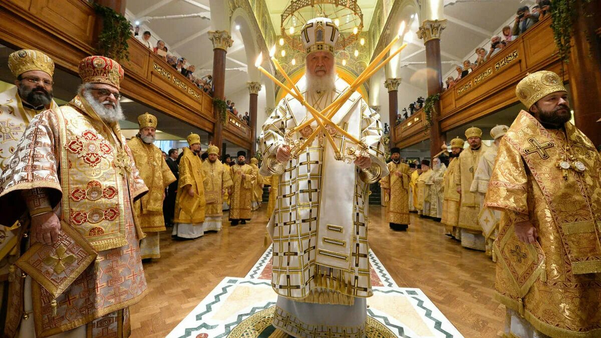 Рпц это. РПЦ Патриарх Кирилл золото. Patriarch Kirill и священники в золоте. Патриарх Кирилл роскошь золото. Патриарх Кирилл золотой трон.