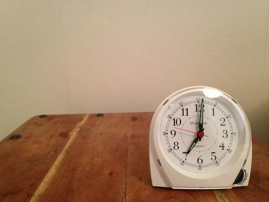 Столик с часами. Часы стоят на столе. Table Clock. Домашний часы фото.