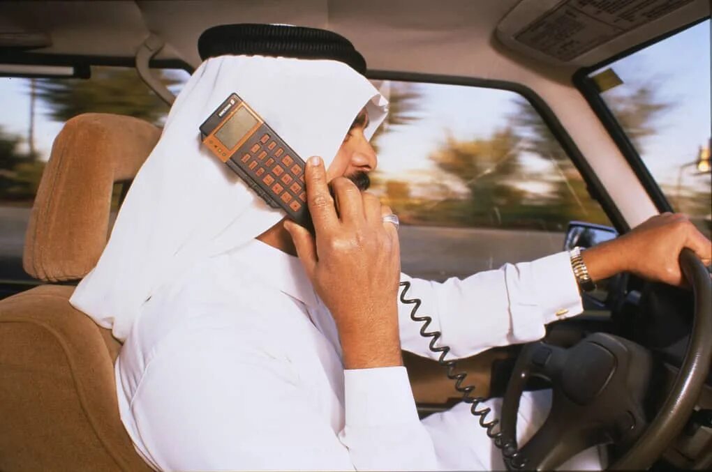 Телефон арабов. Араб с телефоном. Шейх с телефоном. Арабский телефон. Мусульманин с телефоном.