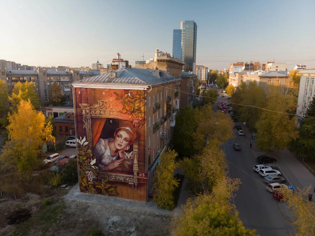 Мастерские новосибирска. Кузьмы Минина 9/3 Новосибирск. Хранительница Сибири граффити. Граффити Новосибирск. Хранительница здания.