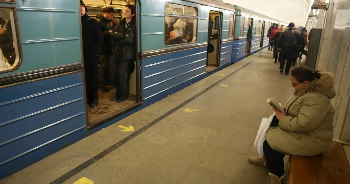 Поезд в метро ходят с одинаковым. Фиолетовая ветка метро поезда. поезда на фиолетовой ветке. вагоны на фиолетовой ветке. старые поезда на таганско-краснопресненской линии.