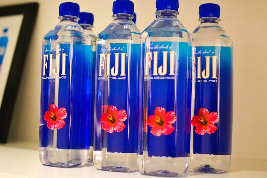 Fiji вода. Вода Fiji Water. Fiji напиток. Бутылка воды Fiji. Цветущая вода в бутылке.