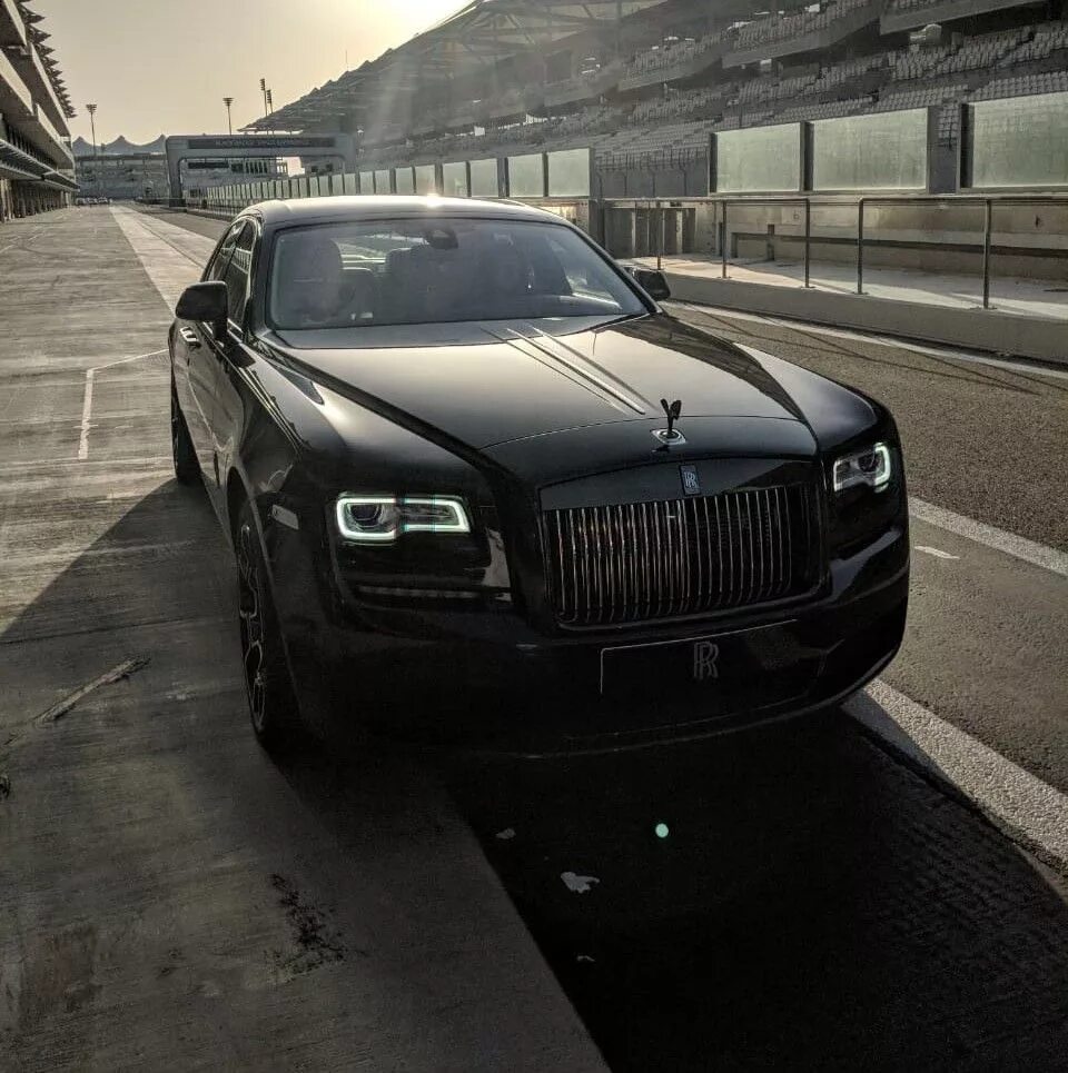 Черный Роллс Ройс. Rolls Royce Phantom 2020 Black badge. Rolls Royce Wraith Black. Rolls Royce Black badge. Песня черные джекпот