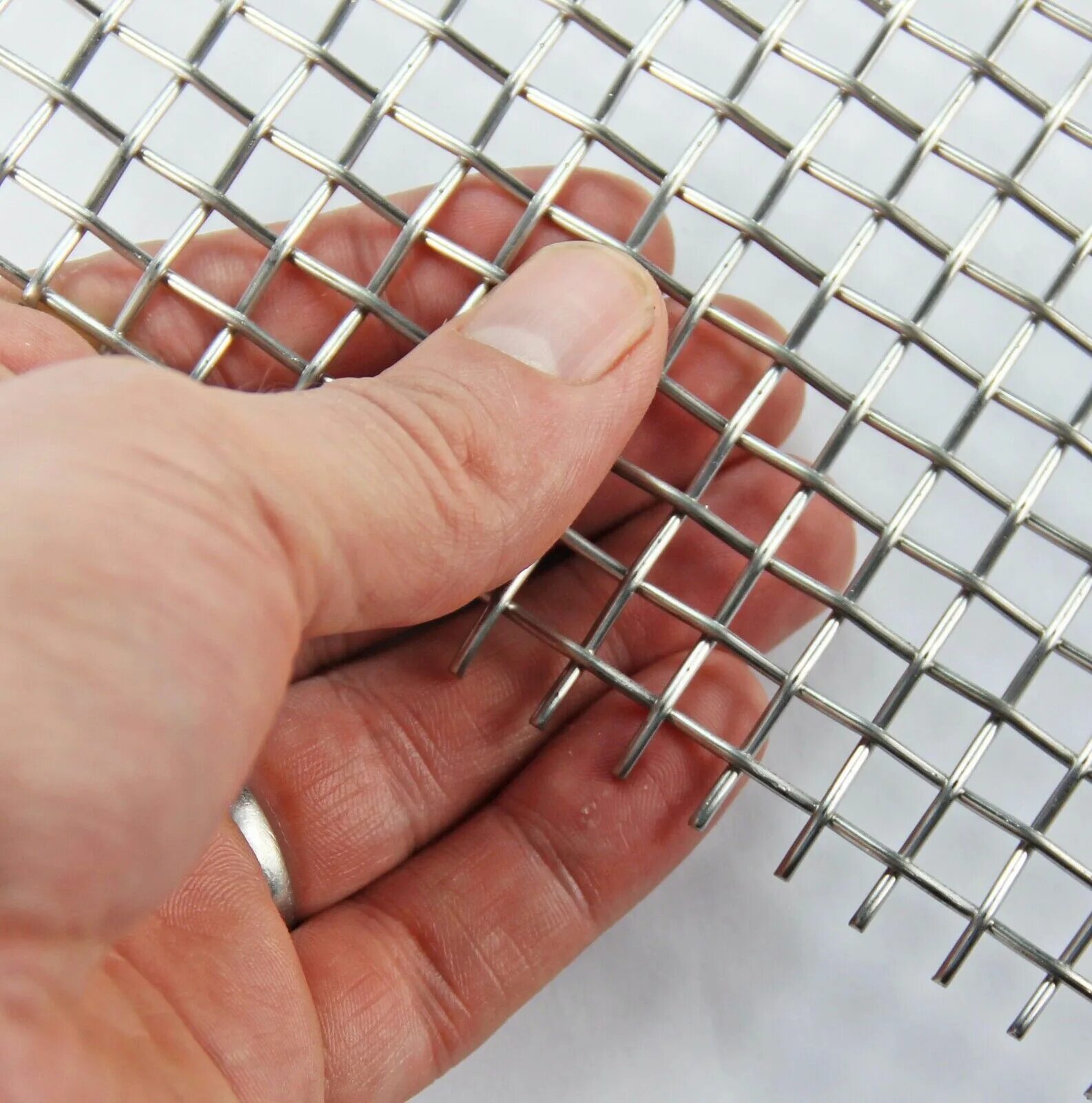 Сетка из проволоки 4 мм. Woven wire mesh n1. сетка квадратная ячейка. проволочная сетка для кабелей. плетёная металлическая сетка для автомобиля.