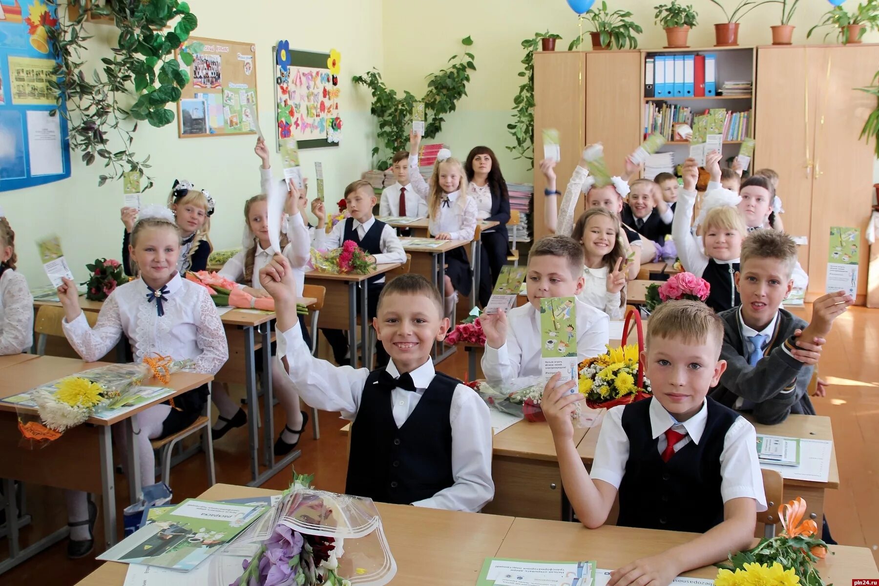 Последний день в 4 классе. Ученики четвертого класса. Фотосессия школьников в классе 4 класс. Школьник 4 класс. Школьники 1-4 классов.