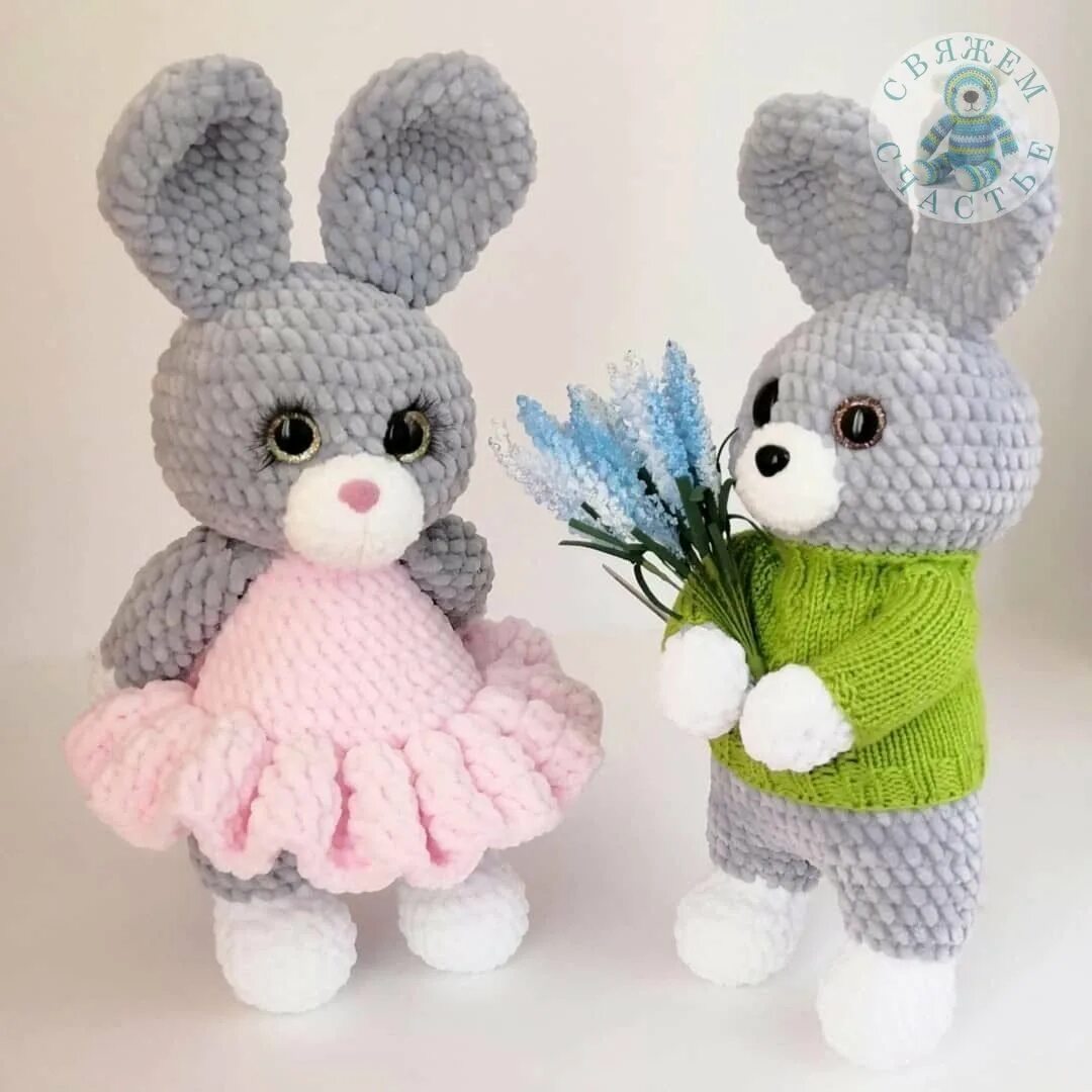 Маленький вязаный зайчик. Вязание крючком зайца. Вязание крючком маленьких зайчиков. Вязаный зайка крючком. Заяц амигуруми крючком.