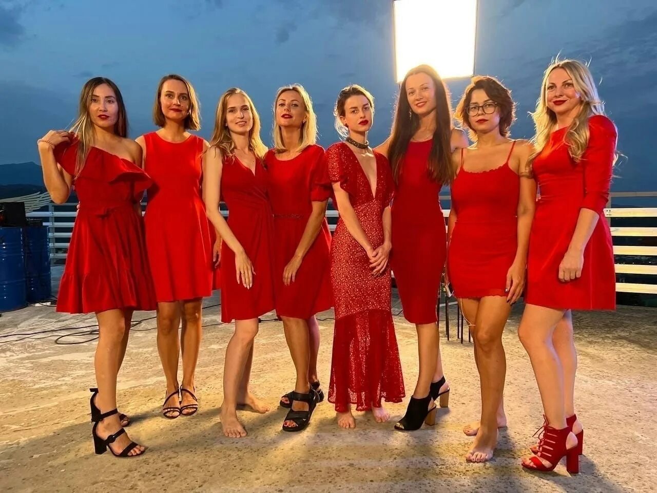 Группа красный клипы. Группа девушек в платьях. Группа девушек. Группа девушек в Красном. Восемь девушек.