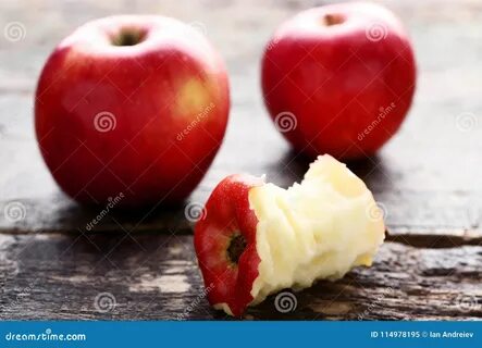 Обгрызанное яблоко