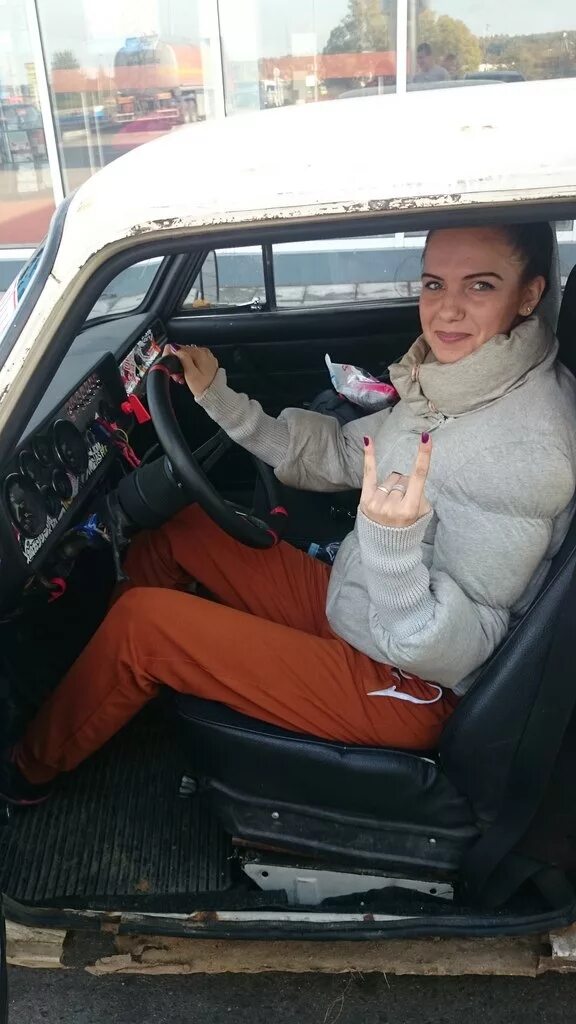 В подмосковье 19 летняя девушка на жигулях. За рулем жигули. женщина за рулем жигулей. девушка за рулем ваз 2101. девушка за рулем ваз 2106.