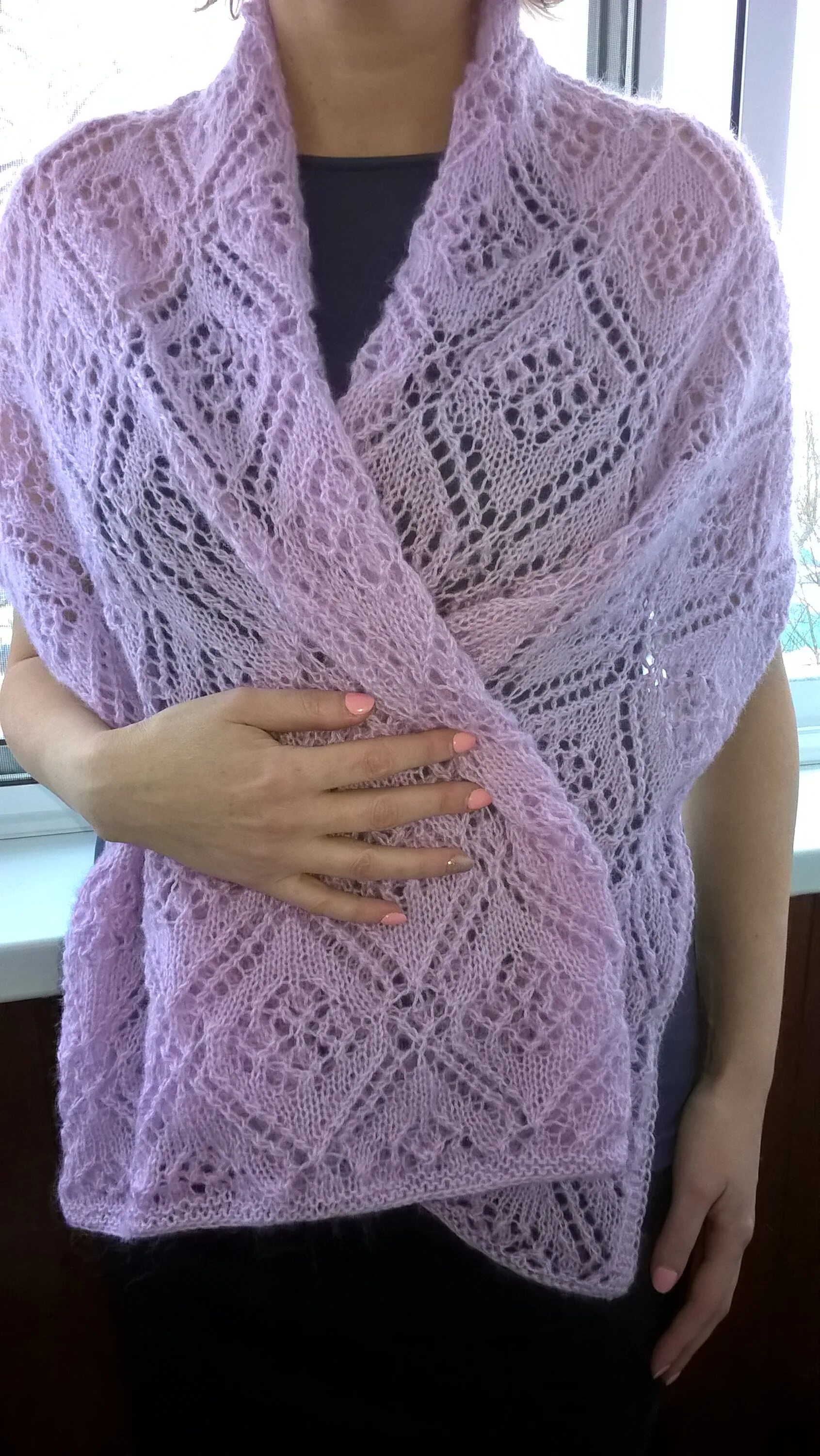 Палантин спицами мастер класс. Вязаный палантин. палантин ажурный. палантин спицами. палантин вязаный спицами.