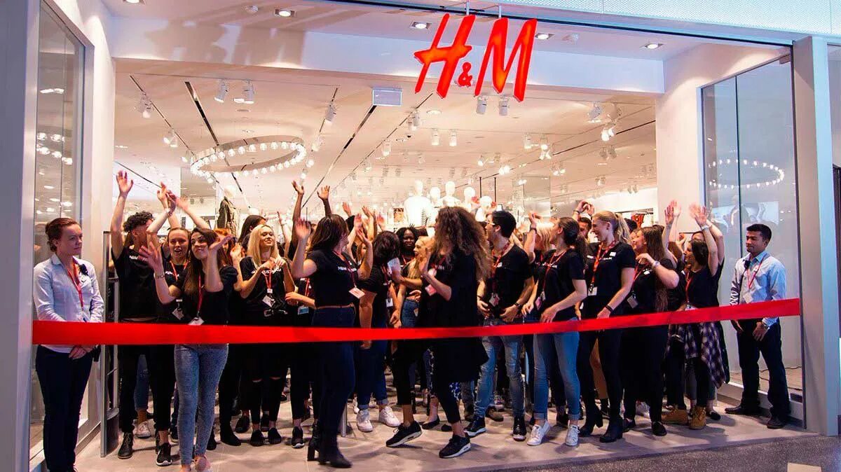 Когда открылся первый магазин. Флагманский магазин HM В Москве. Открытие магазина. Работники h&m. H M открытие магазина.