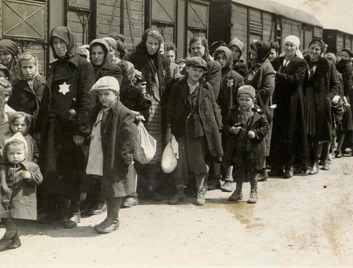 Холокост евреев гетто концлагеря. Освенцим концлагерь Польша 1945 дети. Дети войны Освенцим 1941. Дети 1944 года