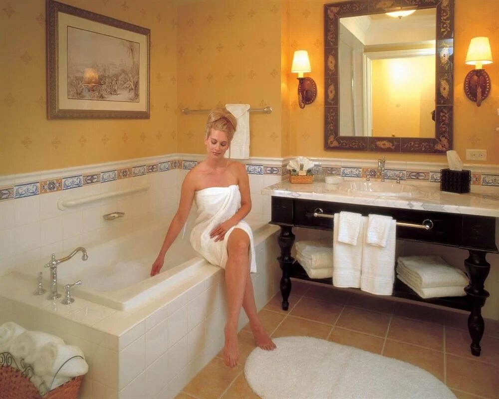 Девушка в полотенце. Красотка в ванной. Фотосессия в ванной. Девушки в отели в полотенцах. Ходит в полотенце
