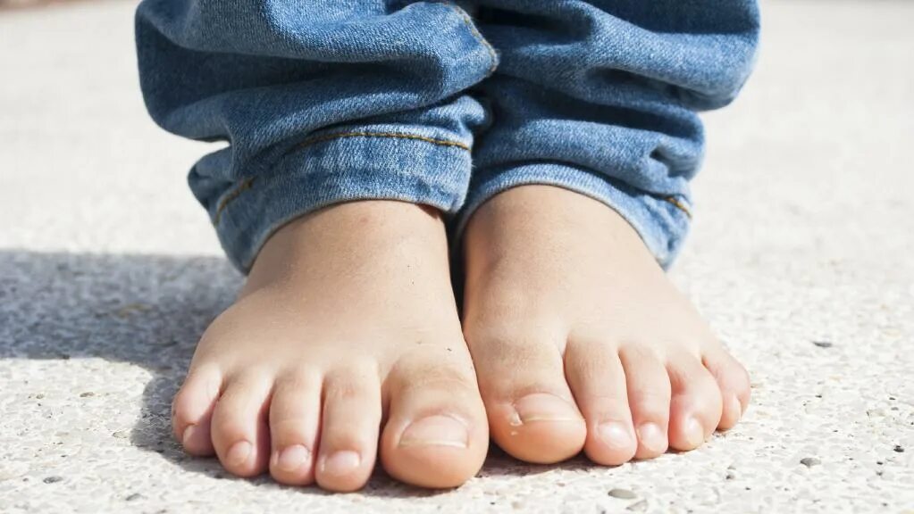 пятки детей пальцы. детские ступни. пятки детей пальцы. ребенок ходит на носочках. пятки детей пальцы.