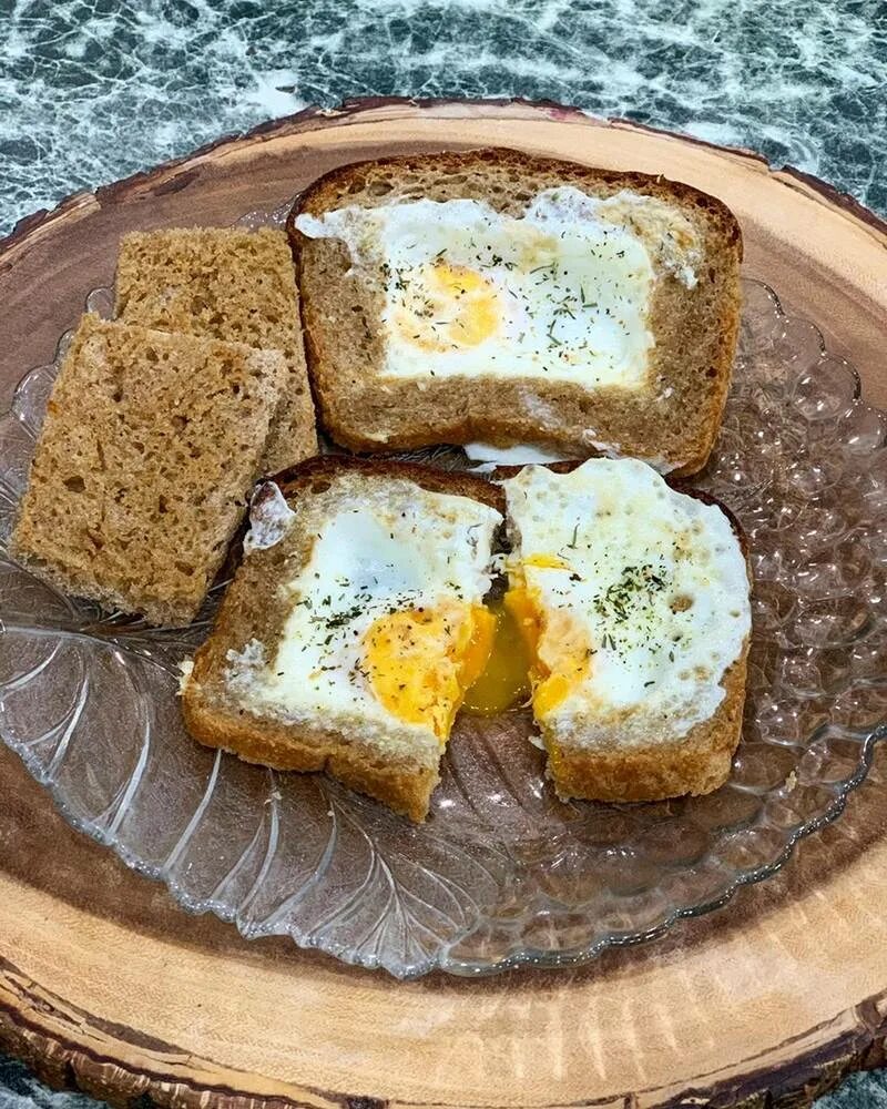 Яйцо в хлебе. Хлеб с яичком. Омлет с хлебом. Яичница в хлебе. Что можно приготовить из яиц и хлеба