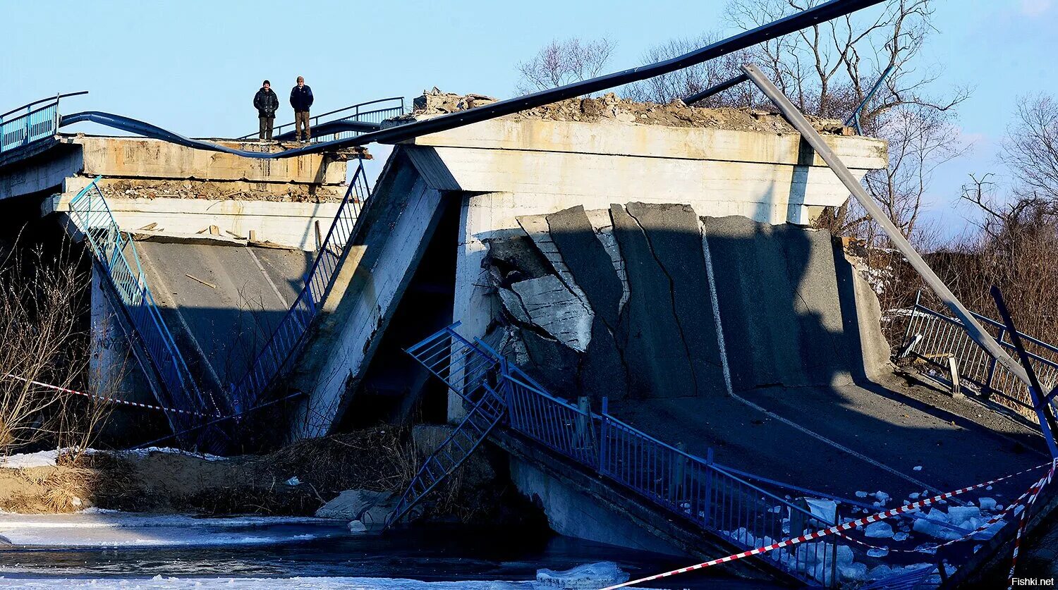 Разрушенный мост. Разрушение моста. Разрушенные мосты в России. Разрушенный автомобильный мост.