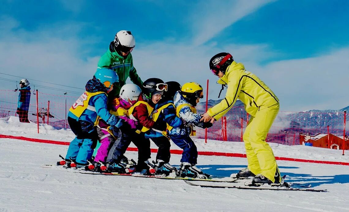 Катание на горных лыжах. Лыжи учимся. Лыжи учимся. Инструктор по горным лыжам. Езда на горных лыжах.