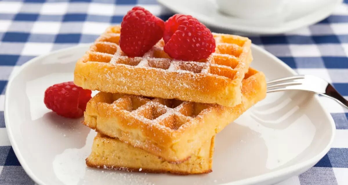 Банановые вафли в электровафельнице. Брюссельские вафли. Вафли в вафельнице. Электровафельницы для венских вафель. Вафли печенье в клеточку.