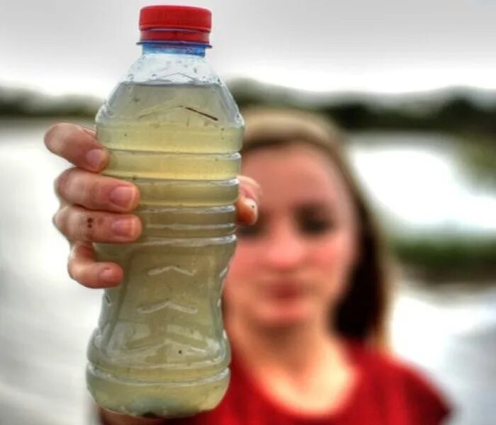 Употребление загрязненной воды. Грязная вода в бутылке. Плохая вода. Мутная вода в бутылке. Некачественная питьевая вода.